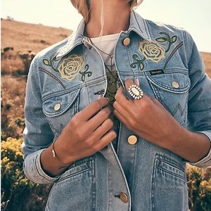 NWT Wrangler | Yellow Rose by Kendra Scott Trucker Jean Jacket in Sunfade Sz M